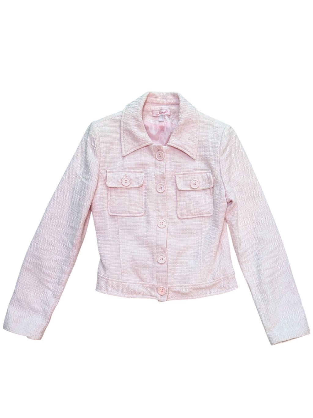 Mazette Vintage Club vous propose cette veste courte rose pastel aux inspirations de Chanel 90’s avec ses fameuses vestes en tweed . La veste a été séléctionné pour son potentiel dans un dressing premium. 
Mazette est une friperie basée sur Paris et Bordeaux qui vous propose une séléction Y2K et de vintage intemporel. Cette pièce est disponible exclusivement sur le site internet www.mazettevintageclub.com à l’occasion du premier drop internet de la boutique.