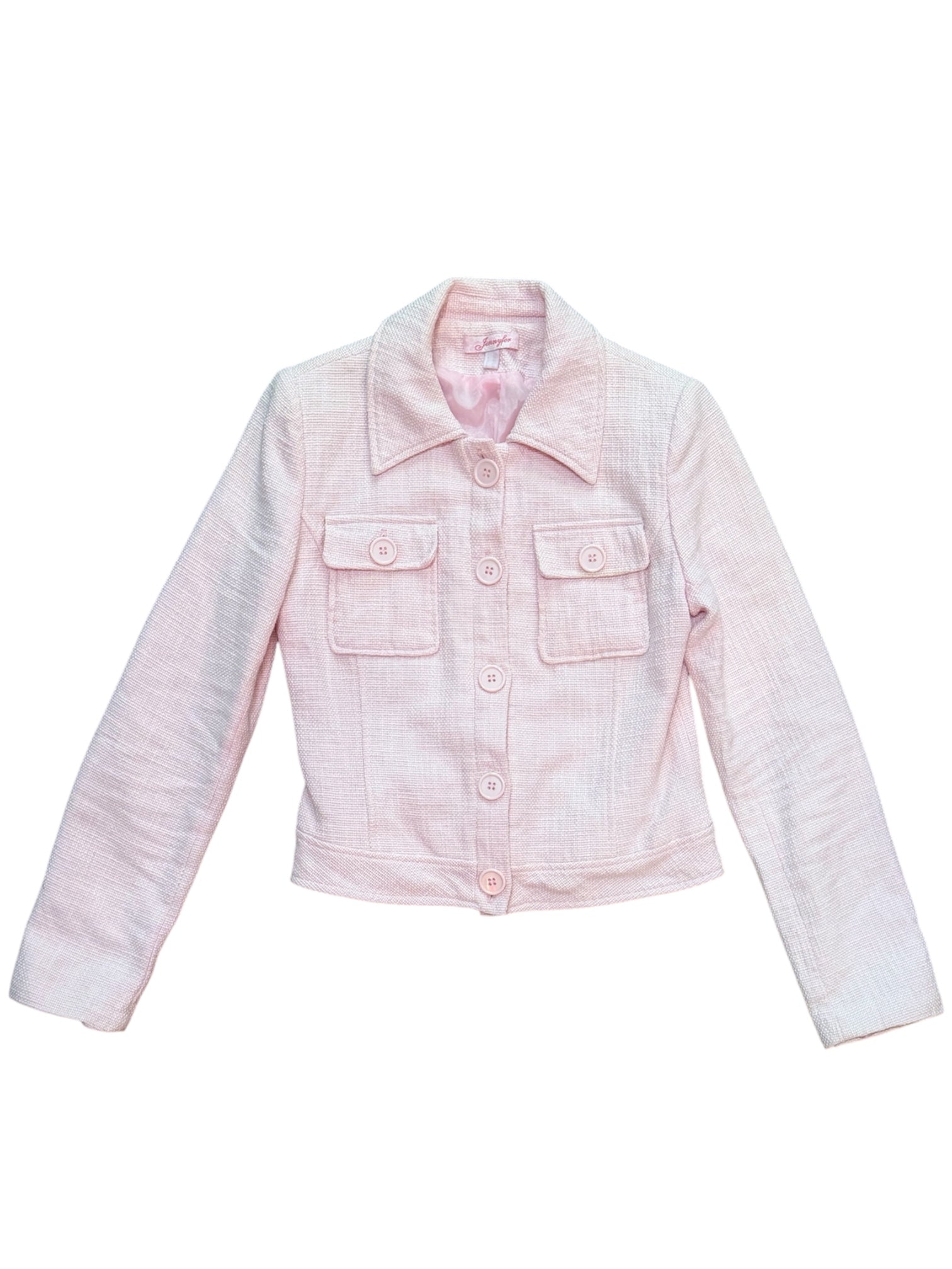 Mazette Vintage Club vous propose cette veste courte rose pastel aux inspirations de Chanel 90’s avec ses fameuses vestes en tweed . La veste a été séléctionné pour son potentiel dans un dressing premium. 
Mazette est une friperie basée sur Paris et Bordeaux qui vous propose une séléction Y2K et de vintage intemporel. Cette pièce est disponible exclusivement sur le site internet www.mazettevintageclub.com à l’occasion du premier drop internet de la boutique.