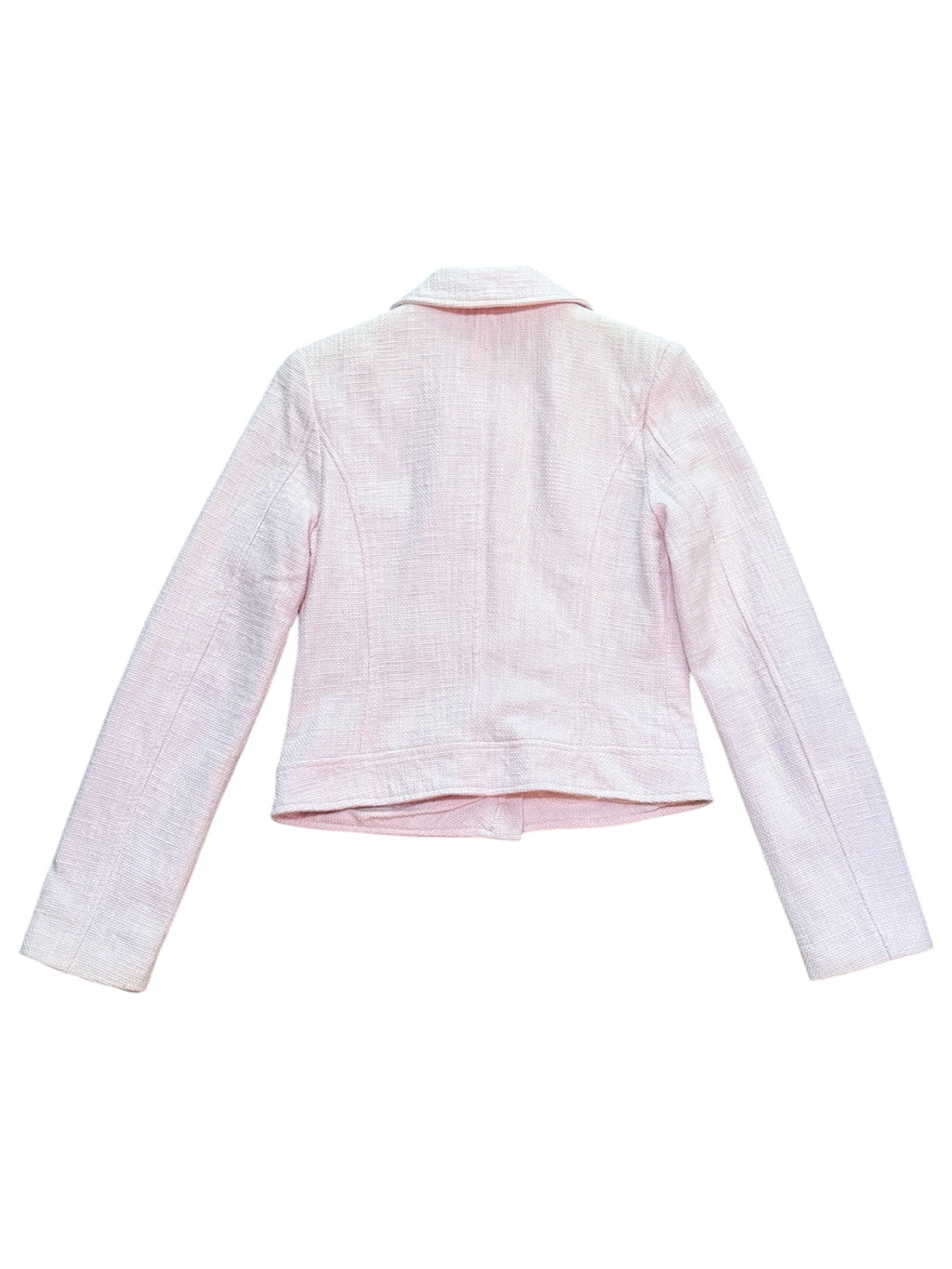 Mazette Vintage Club vous propose cette veste courte rose pastel aux inspirations de Chanel 90’s avec ses fameuses vestes en tweed . La veste a été séléctionné pour son potentiel dans un dressing premium. 
Mazette est une friperie basée sur Paris et Bordeaux qui vous propose une séléction Y2K et de vintage intemporel. Cette pièce est disponible exclusivement sur le site internet www.mazettevintageclub.com à l’occasion du premier drop internet de la boutique.