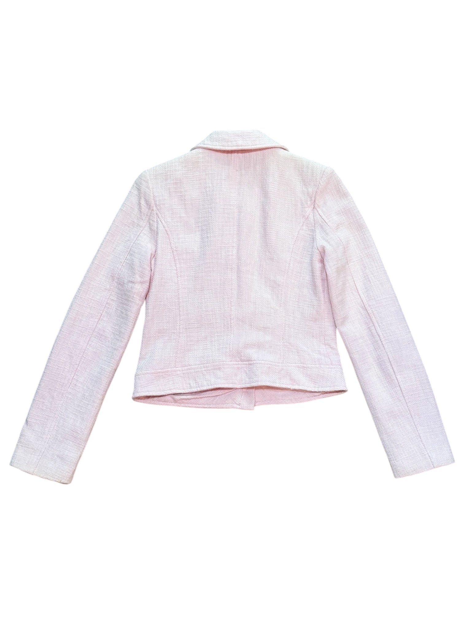 Mazette Vintage Club vous propose cette veste courte rose pastel aux inspirations de Chanel 90’s avec ses fameuses vestes en tweed . La veste a été séléctionné pour son potentiel dans un dressing premium. 
Mazette est une friperie basée sur Paris et Bordeaux qui vous propose une séléction Y2K et de vintage intemporel. Cette pièce est disponible exclusivement sur le site internet www.mazettevintageclub.com à l’occasion du premier drop internet de la boutique.