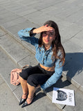 Mazette Vintage Club vous propose une veste en denim crop top au style Y2K, indie sleaze et grunge. Cette veste cropped des années 2000’s de la marque “Pimkie“ été sélectionné pour son potentiel dans un dressing premium. 
Mazette est une friperie basée sur Paris et Bordeaux qui vous propose une séléction Y2K et de vintage intemporel. Cette pièce est disponible exclusivement sur le site internet www.mazettevintageclub.com à l’occasion du premier drop internet de la boutique.
