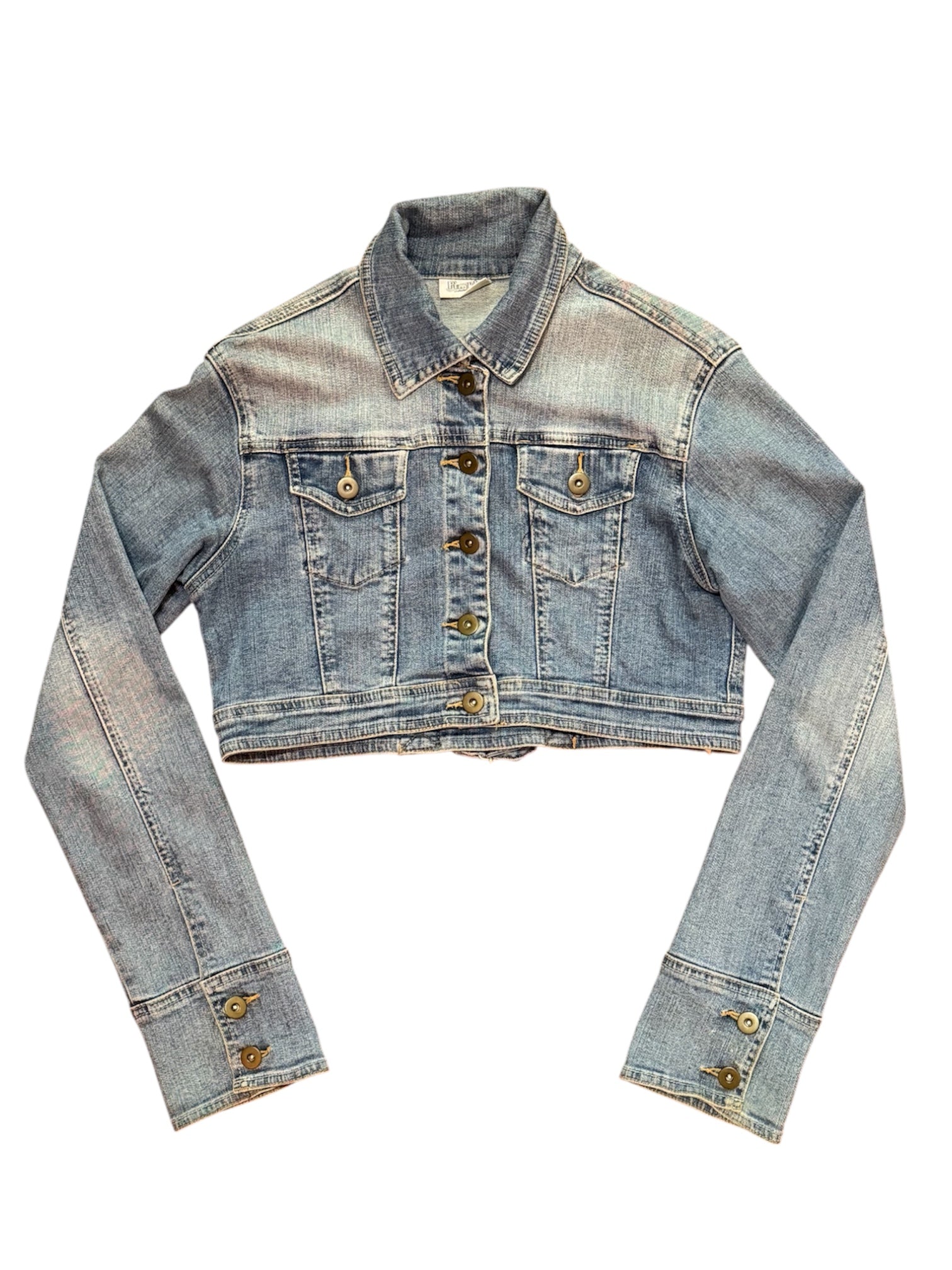 Mazette Vintage Club vous propose une veste en denim crop top au style Y2K, indie sleaze et grunge. Cette veste cropped des années 2000’s de la marque “Pimkie“ été sélectionné pour son potentiel dans un dressing premium. 
Mazette est une friperie basée sur Paris et Bordeaux qui vous propose une séléction Y2K et de vintage intemporel. Cette pièce est disponible exclusivement sur le site internet www.mazettevintageclub.com à l’occasion du premier drop internet de la boutique.