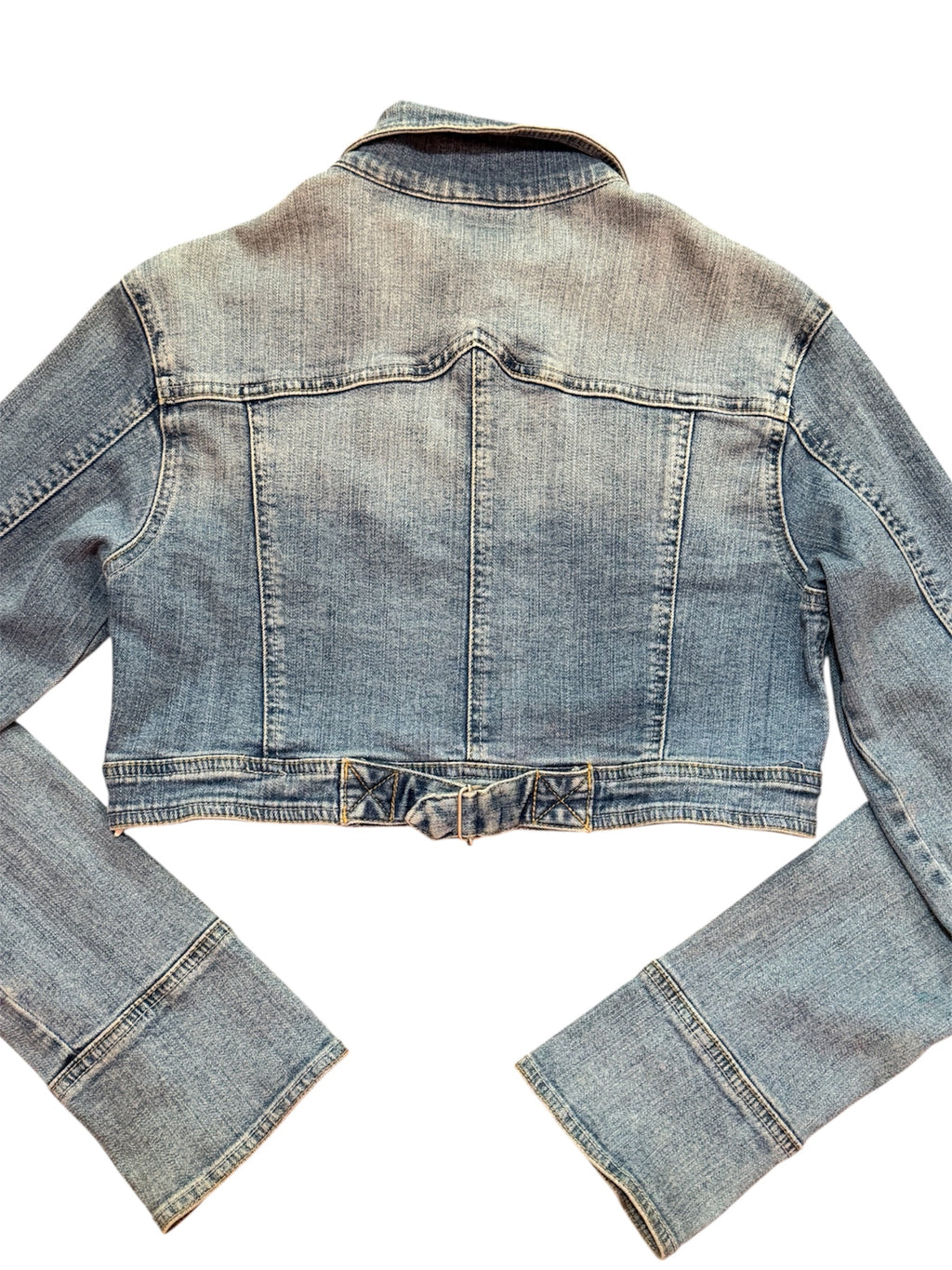 Mazette Vintage Club vous propose une veste en denim crop top au style Y2K, indie sleaze et grunge. Cette veste cropped des années 2000’s de la marque “Pimkie“ été sélectionné pour son potentiel dans un dressing premium. 
Mazette est une friperie basée sur Paris et Bordeaux qui vous propose une séléction Y2K et de vintage intemporel. Cette pièce est disponible exclusivement sur le site internet www.mazettevintageclub.com à l’occasion du premier drop internet de la boutique.