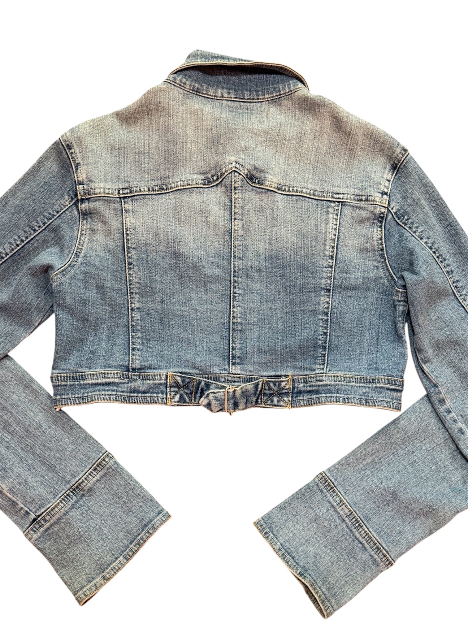 Mazette Vintage Club vous propose une veste en denim crop top au style Y2K, indie sleaze et grunge. Cette veste cropped des années 2000’s de la marque “Pimkie“ été sélectionné pour son potentiel dans un dressing premium. 
Mazette est une friperie basée sur Paris et Bordeaux qui vous propose une séléction Y2K et de vintage intemporel. Cette pièce est disponible exclusivement sur le site internet www.mazettevintageclub.com à l’occasion du premier drop internet de la boutique.