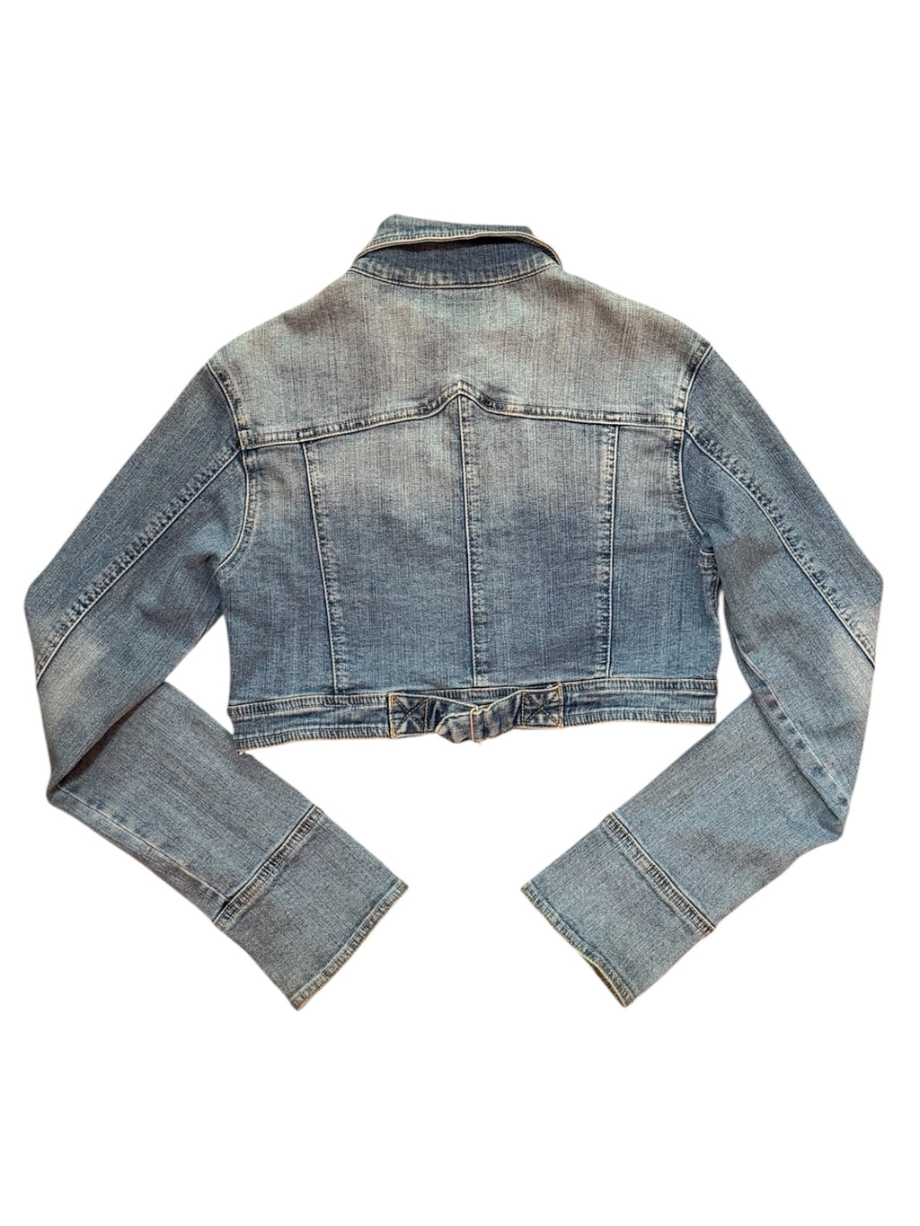 Mazette Vintage Club vous propose une veste en denim crop top au style Y2K, indie sleaze et grunge. Cette veste cropped des années 2000’s de la marque “Pimkie“ été sélectionné pour son potentiel dans un dressing premium. 
Mazette est une friperie basée sur Paris et Bordeaux qui vous propose une séléction Y2K et de vintage intemporel. Cette pièce est disponible exclusivement sur le site internet www.mazettevintageclub.com à l’occasion du premier drop internet de la boutique.