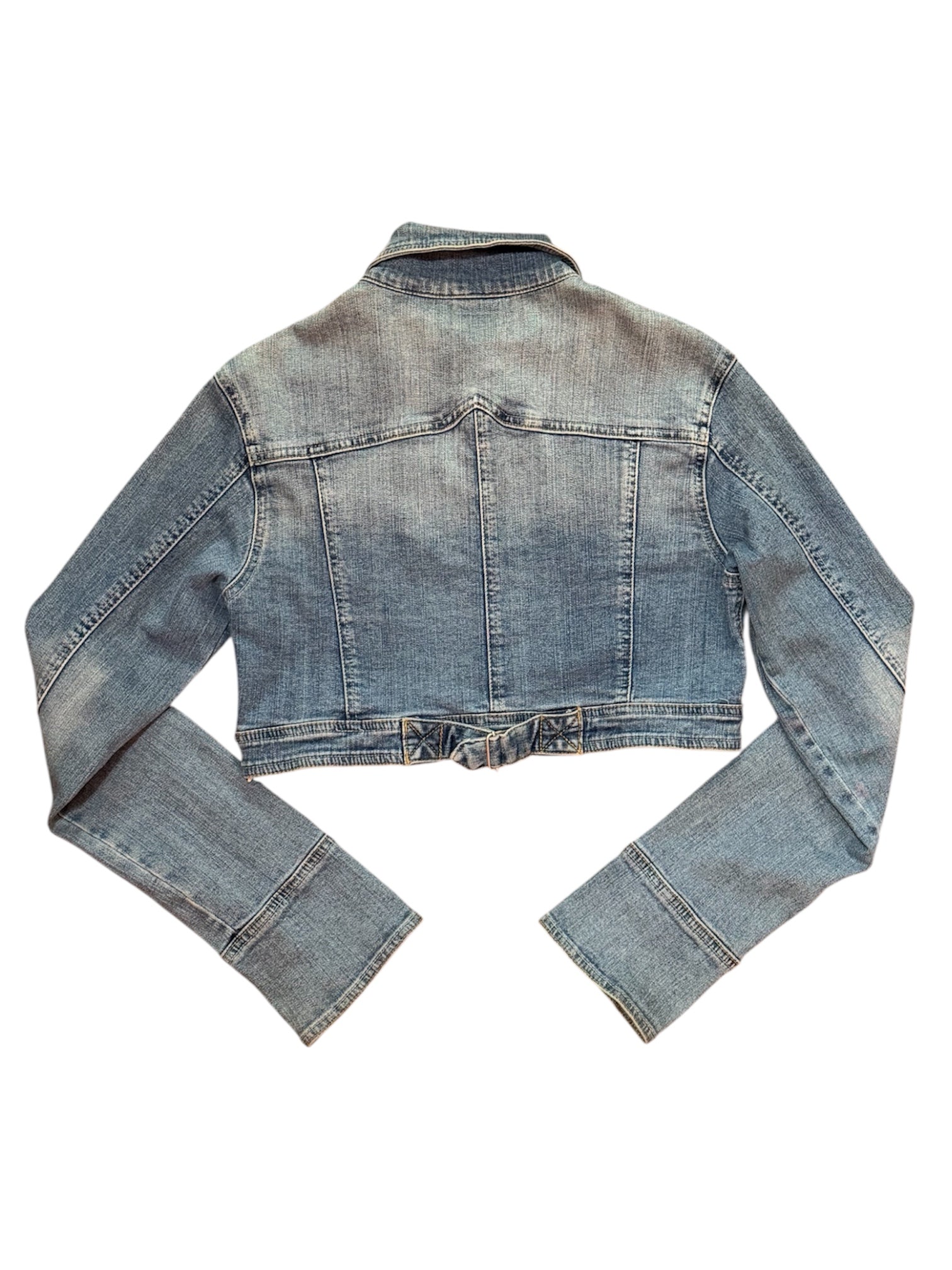 Mazette Vintage Club vous propose une veste en denim crop top au style Y2K, indie sleaze et grunge. Cette veste cropped des années 2000’s de la marque “Pimkie“ été sélectionné pour son potentiel dans un dressing premium. 
Mazette est une friperie basée sur Paris et Bordeaux qui vous propose une séléction Y2K et de vintage intemporel. Cette pièce est disponible exclusivement sur le site internet www.mazettevintageclub.com à l’occasion du premier drop internet de la boutique.